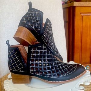 - JEFFREY CAMPBELL BOOTIES!